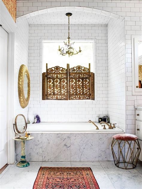 A Bathroom With A Bathtub Rug And Chandelier Hanging From The Ceiling