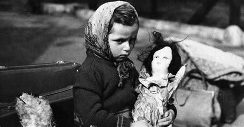 21 Haunting Vintage Pictures Of The Refugee Crisis Caused By World War Ii ~ Vintage Everyday