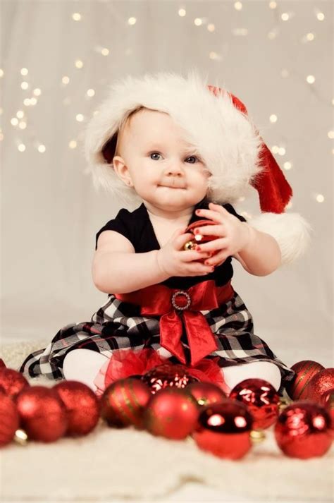 8 Adorable Photo Ideas For Babys 1st Christmas Baby Christmas Photos