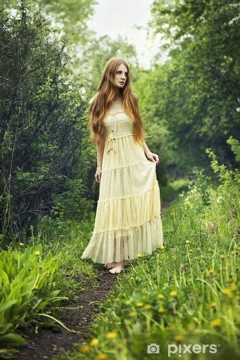 fotobehang foto van romantische vrouw in sprookjes bos pixers® we leven om te veranderen