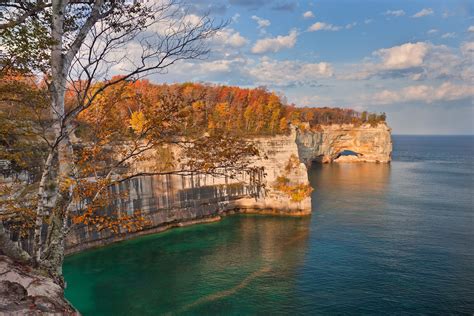 Located in the center of the great lakes the mackinac bridge, which connects michigan's upper peninsula to the rest of the state, spans five. 5 Michigan Honeymoon Destinations That Won't Disappoint ...