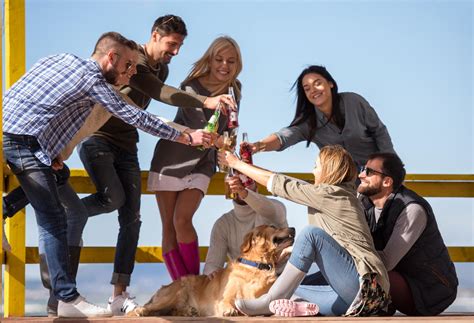 Grupo De Amigos Divirtiéndose El Día De Otoño En La Playa 12644011 Foto