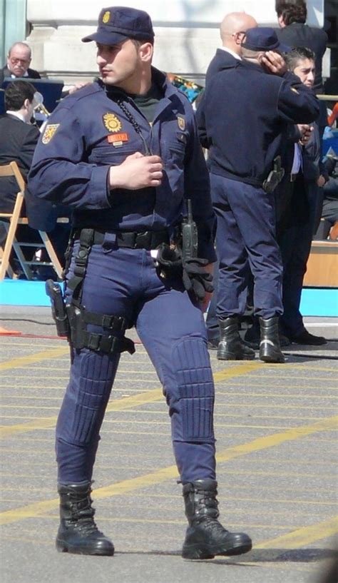 On Duty Any Reason Why Spanish Policemen Are So Gorgeous Men S Uniforms Police Uniforms