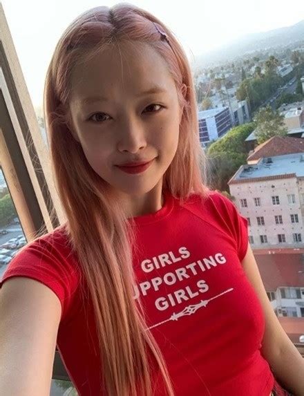 sulli continues posting photos with no bra and female netizens are extremely supportive koreaboo