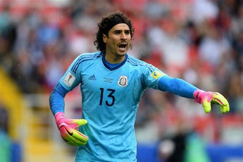 el portero mexicano memo ochoa le da un regalo a jugador del manchester united la opinión