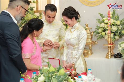 Võ hạ trâm còn tiết lộ, đây là trải nghiệm làm dâu đầu tiên của cô tại quê nhà chồng. Võ Hạ Trâm ôm mẹ khóc trong lễ vu quy cùng doanh nhân Ấn ...
