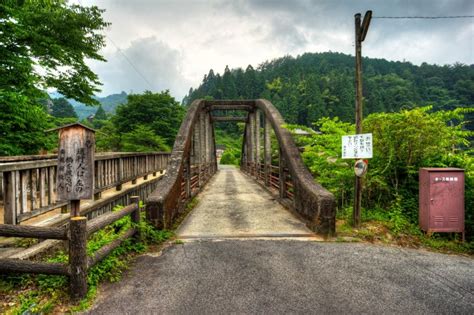 It was once a section of the nakasendo highway, a 500km historical trading route which connected edo (tokyo) and kyoto in the 18th century. Tsumago in Kiso Valley - Nagano - Japan Travel - Japan Tourism Guide and Travel Map