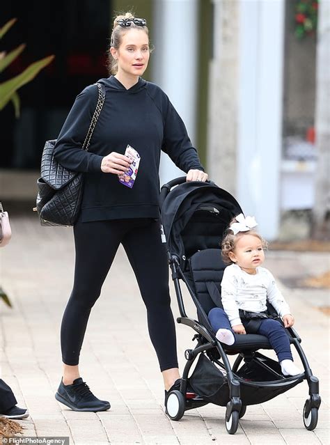 Hannah Jeter Looks Sporty Chic As She Drapes Baby Bump In Sweatshirt
