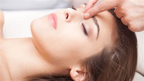 How To Do An Acupressure Facial Massage At Home