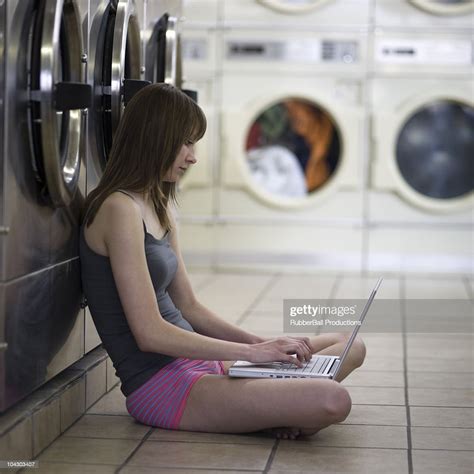 Woman Taking Off Her Clothes At The Laundromat 圖庫照片 Getty Images