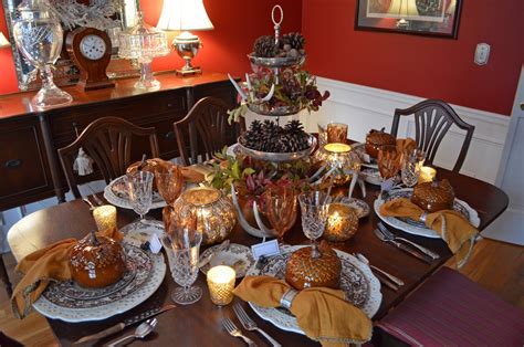 When you go to the trouble of preparing thanksgiving dinner, even though you already have more than enough to do when it comes to cooking all that food, you probably want to showcase your efforts on something nicer than paper plates. Thanksgiving Table Setting with Nature Themed Centepiece