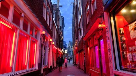 الشارع الاحمر في امستردام أغرب شوارع العاصمة الهولندية الرحالة