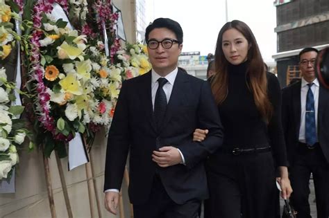 Search for text in self post contents. 生前为教育捐资十多亿，昨天，董建华李嘉诚等政商大佬为他扶灵-搜狐科技