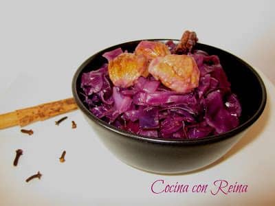 Comenzamos nuestra lombarda a la manzana preparando la cebolla, la cortamos bien fina en juliana y las empezamos a sofreír en una olla. LOMBARDA CON MANZANA Y CASTAÑAS #campanasobrecampanaTS ...