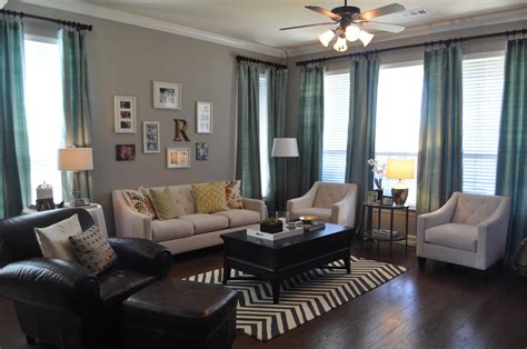 Decorate your dining room on a budget with this upcycled table furniture flip before and after inspiration. 20 DIY Room Makeovers for Spring Inspiration!