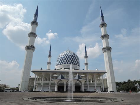 From there, get a taxi for the short ride to the blue mosque, locally known as masjid sultan salahuddin abdul aziz shah. スルタン サラフディン アブドゥル アジズ シャー モスク (ブルーモスク) クチコミガイド【フォートラベル ...