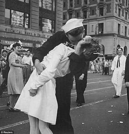1945 il bacio del marinaio di times square è morto a 86 anni