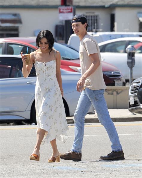 Austin butler urodził się 17 sierpnia 1991 roku w anaheim w stanie kalifornia. VANESSA HUDGENS and Austin Butler at Blue Bottle Coffee in ...