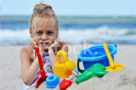 Foto De Stock Niña Jugando En La Playa De Arena Libre De Derechos