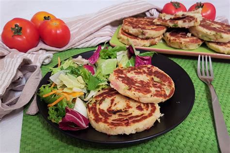 Check spelling or type a new query. Hamburger di patate alla piastra con zucchine fritte e ...
