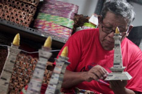 Miniatur Monas Dibuat Dari Limbah Kertas - Poskotaonline