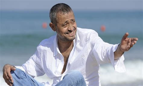 وبالنسبة لفروة الرأس، يسقط الشعر حول خط الشعر، وتكون أكثف كمية للشعر في منطقة التاج منطقة الوسط. "عقبال الفرحة الكبيرة حتى صير جدو".. جورج وسوف يحتفل ...