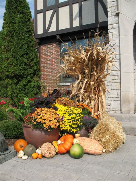 10 Creative Hay Bale Pumpkin Display Ideas For Your Fall Decor