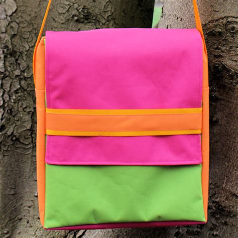 In giftgrün und blutrot steht gross und deutlich der warnhinweis: Stofftanten - Outdoorcanvas giftgrün