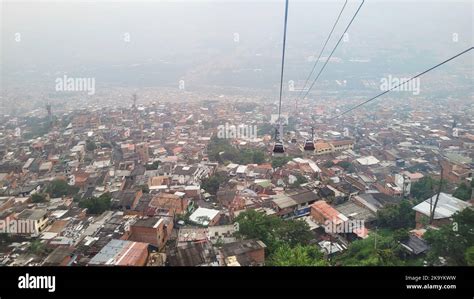 Vista Aérea Desde El Teleférico De Las Comunas De Medellín En Colombia