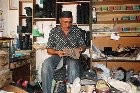 Filem sabarudin tukang kasut diarah oleh pengarah p. TENTERA BERKUDA: Klinik kasut - pusat membaiki kasut dan ...