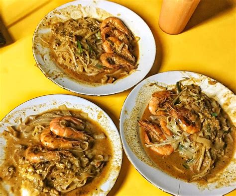 Despite numerous regional varieties, it is usually made with flat rice noodles, shrimps, eggs, cockles, bean sprouts, chives, and chinese sausage. Mesti Cuba! 6 Char Kuey Teow Halal Di Pulau Pinang - Lobak ...