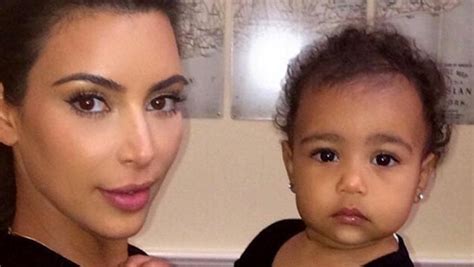 kim kardashian publica fotos de su hija con ojos de otro color