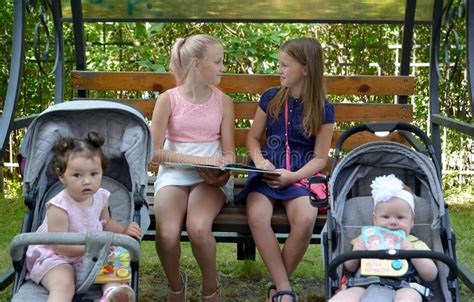 Kaliningrad Ryssland Flickor Med Små Systrar Sitter På En Bänk I