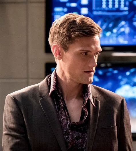 Flash Season 4: Don't Expect To See Sue Dibny This Season | Flash