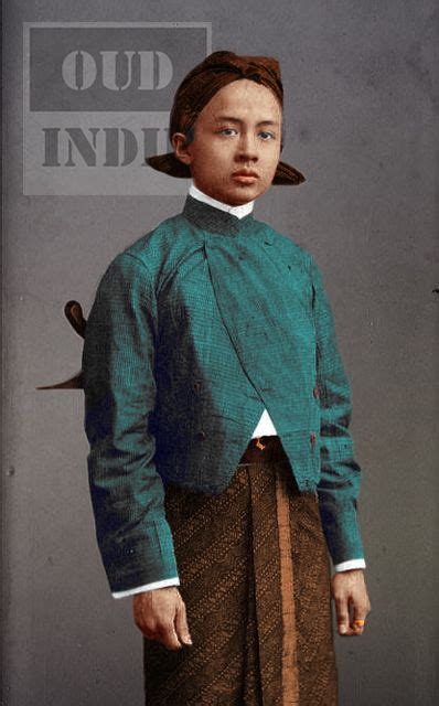 Potret Studio Hoesein Djajadiningrat 1906 Colorized Oleh Oud Indie