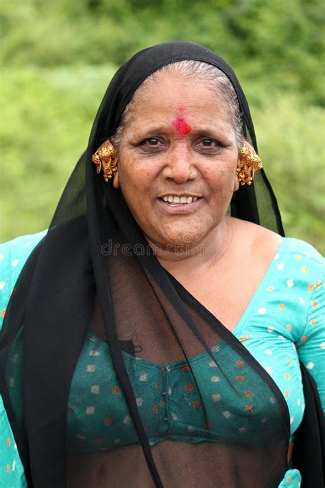 Indische Frau Im Traditionellen Kleid Redaktionelles Stockfotografie Bild Von Bunt Frau 20994052