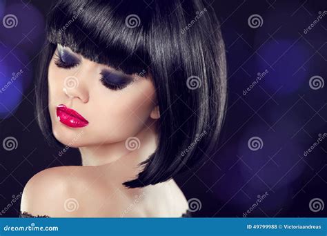 Makeup Bob Short Haitstyle Girl Model With Naked Shoulder Stock Photo Image Of Clean Lights