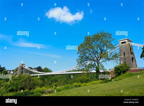 Clifton Suspension Bridge On A Glorious Summers Day Stock Photo Alamy