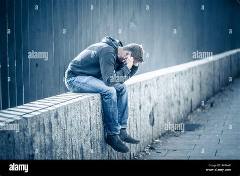 Jungen Attraktiven Mann Mit Depression Stress Sitzen Allein Und Traurig Auf Der Straße