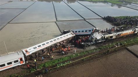 Kecelakaan KA Turangga Vs KA Commuter Line Bandung Raya Terjadi Di