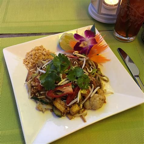 Owner winn mekpongsatorin loves traveling back to thailand and is inspired by the incredible street food he tastes on his trips. 턱 턱 타이 키친 (Tuk Tuk Thai Kitchen)|스위스-바젤맛집, 일식/중식/세계음식맛집 ...