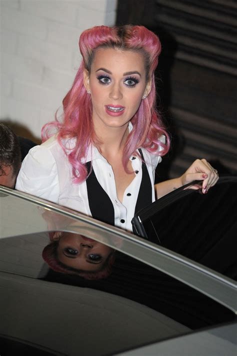 Photos Katy Perry La Pin Up Aux Cheveux Roses Émeut Le Public Anglais