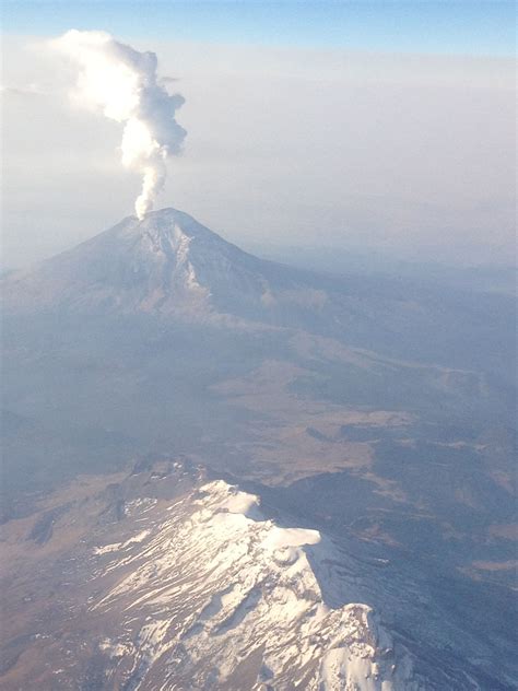 The most common variety relates the nahua romance of the princess iztaccíhua. Popocatepetl e Iztaccihuatl. México. | Popocatepetl e ...
