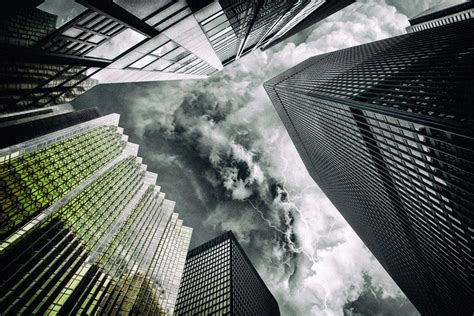 フリー写真 オフィスビルと稲妻の走る空の風景でアハ体験 Gahag 著作権フリー写真・イラスト素材集