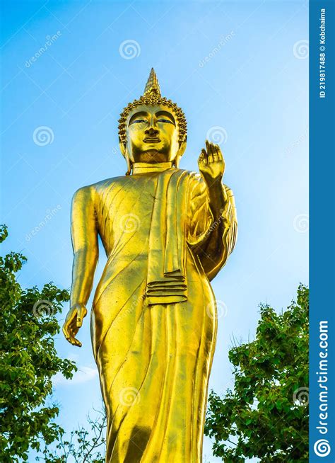 Estatua De Buda Caminando En El Templo Phra That Khao Noi Foto De