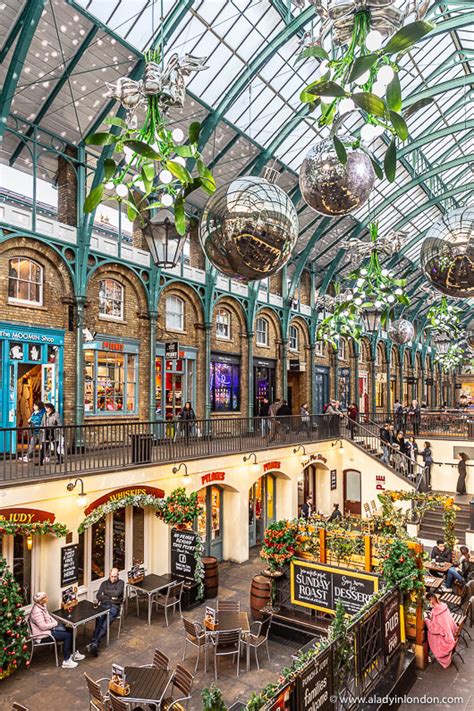 Covent garden is a district in london between st. Covent Garden Christmas - Photos of the Best of the Season ...