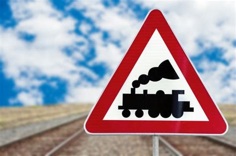 Il Segnale Raffigurato Preannuncia Un Attraversamento Ferroviario Senza Barriere - Segnale Passaggio A Livello Senza Barriere - chaimmy