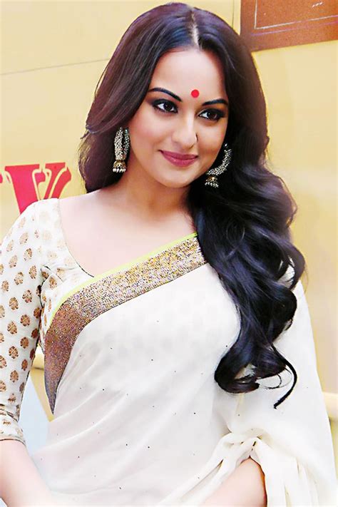 Pin By Shefali Shrivastava On Pearl Indian Celebrities Bollywood Fashion Sonakshi Sinha Saree