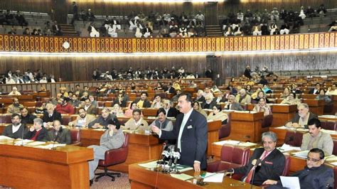 pakistan swears in newly elected parliament