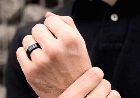 Descubra o significado dos anéis nos dedos masculinos